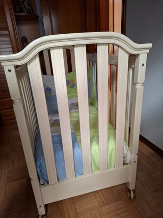 Cuna marca "mi cuna" de madera color crema