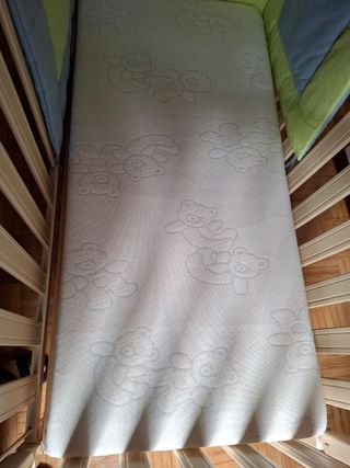 Cuna marca "mi cuna" de madera color crema