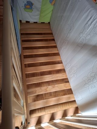 Cuna marca "mi cuna" de madera color crema