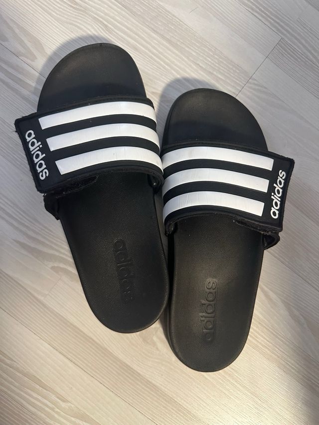 Chanclas Adidas Negras y Blancas