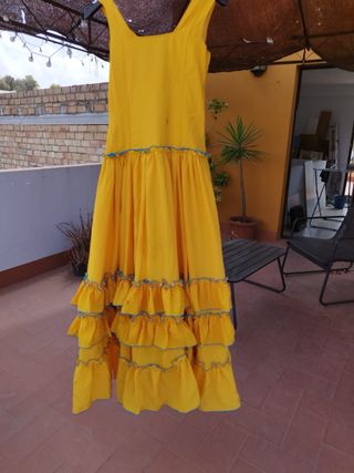 Traje de flamenca amarillo con volantes