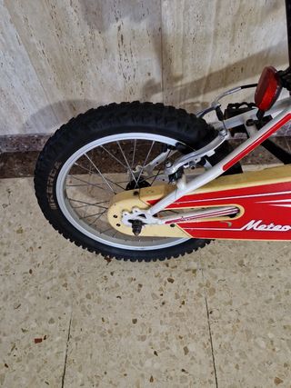 Bicicleta infantil Meteor blanca y roja .