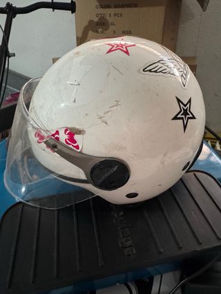 Casco de moto blanco con pegatinas