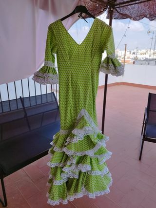 Traje de flamenca verde con lunares blancos