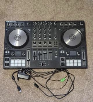 Controlador DJ Traktor S4 MK3