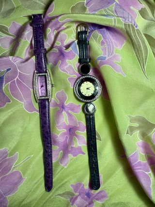 Relojes de pulsera morado y negro