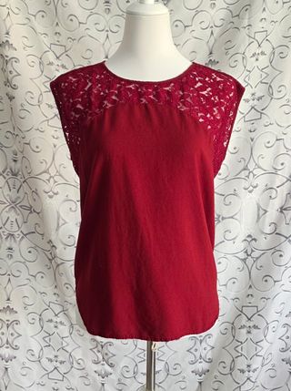 Camiseta roja con encaje
