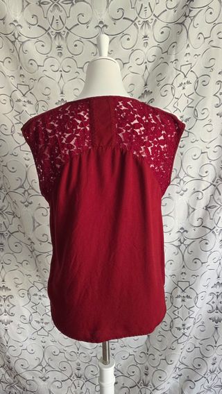 Camiseta roja con encaje