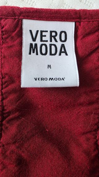 Camiseta roja con encaje