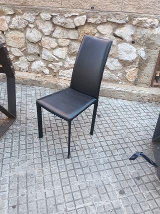 Silla negra de diseño moderno.
