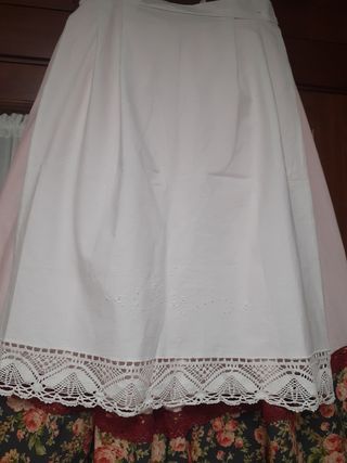 Delantal de huertana blanco con encaje
