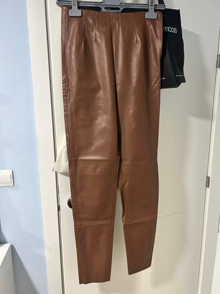Pantalones marrones de cuero
