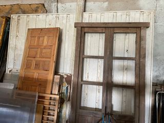 Dos puertas de garaje blancas