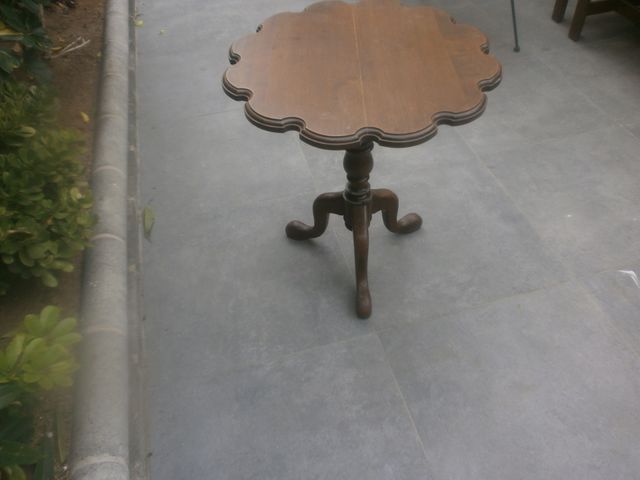 Mesa auxiliar de caoba con patas curvas