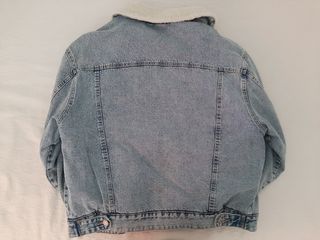 Chaqueta vaquera con borreguito azul claro