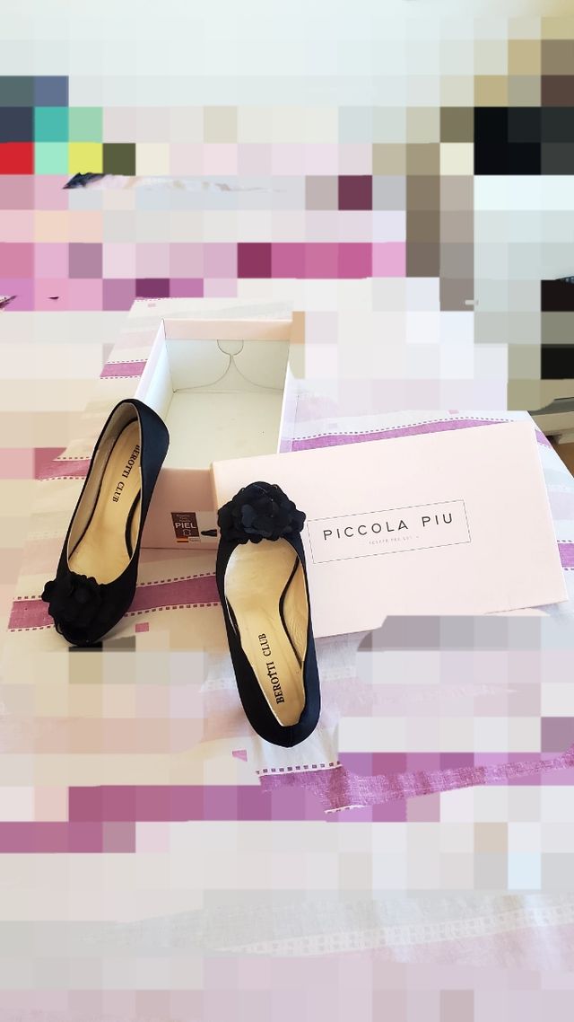 Zapatos de tacón negros con flor