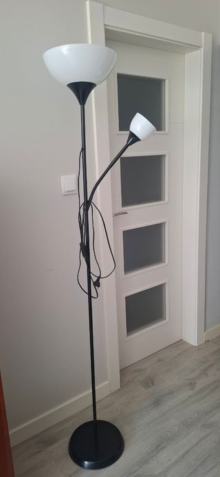 Lampada da terra in bianco e nero