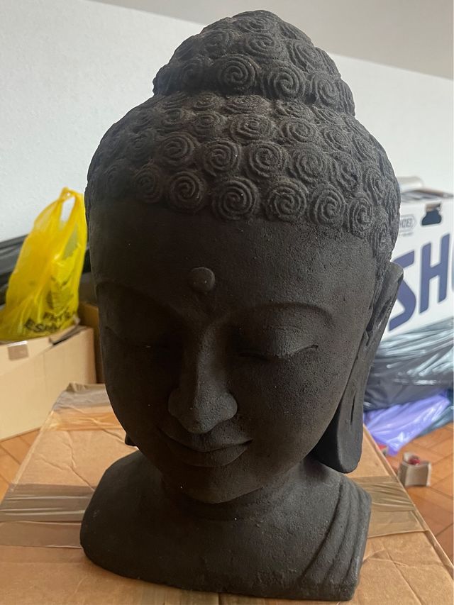 Cabeza de Buda de piedra