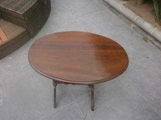 Mesa auxiliar de madera