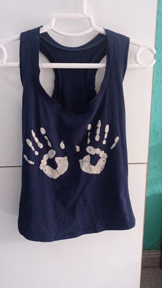 Camiseta sin mangas azul con manos