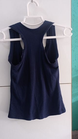 Camiseta sin mangas azul con manos
