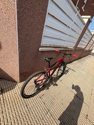 Bicicleta de montaña roja