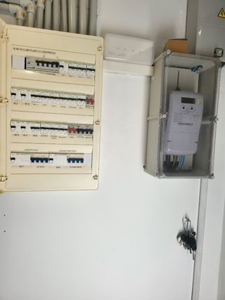 Electricista titulado, fontanero, manitas.