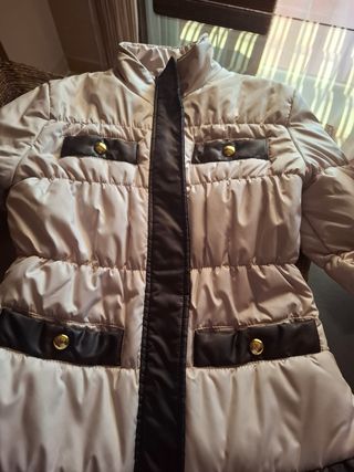 Cazadora Beige con Detalles Dorados