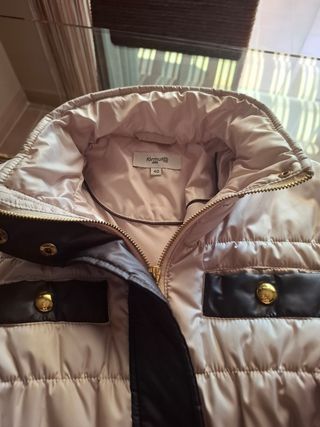 Cazadora Beige con Detalles Dorados