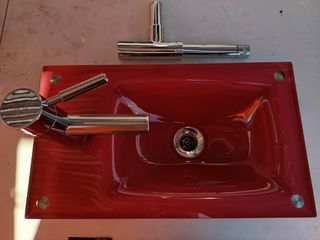 Lavabo de diseño rojo para baño. Está completo.