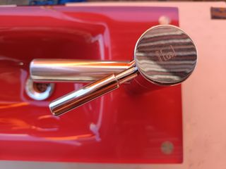 Lavabo de diseño rojo para baño. Está completo.