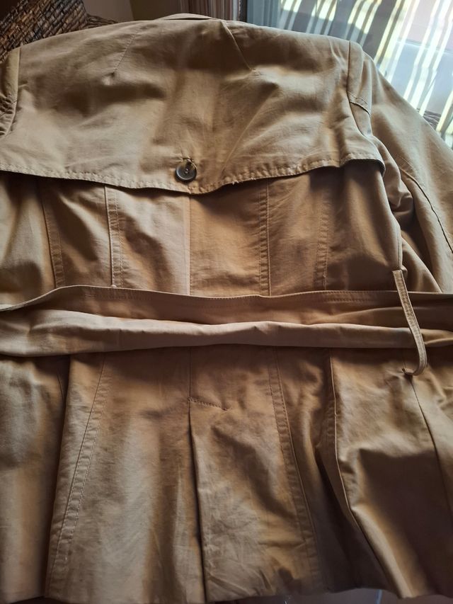 Trench beige con cinturón