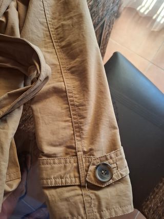 Trench beige con cinturón
