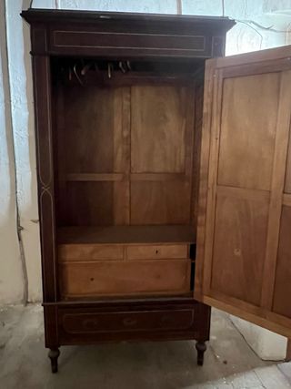 Armario antiguo con espejo