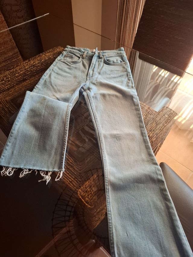 Vaqueros desgastados con flecos