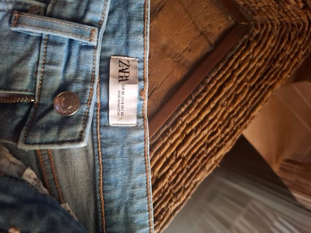 Vaqueros desgastados con flecos