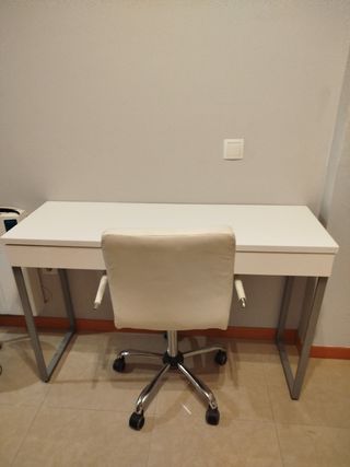 Escritorio juvenil blanco y gris y silla