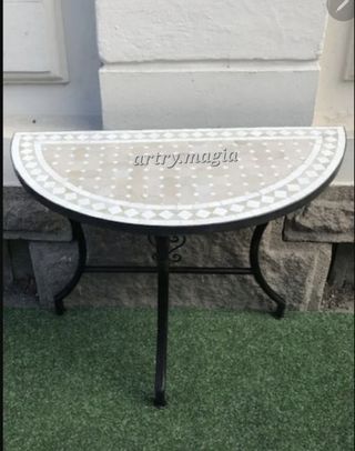 Tavolo a mezzaluna beige e bianco