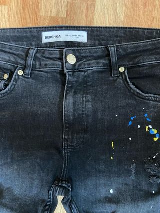 Pantalón vaquero negro con salpicaduras