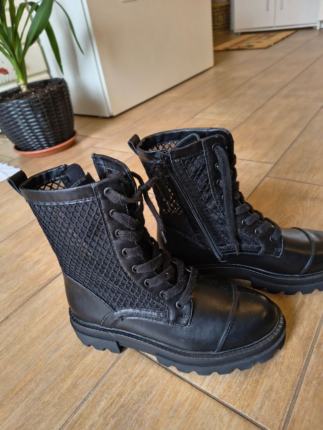 Scarponi neri con trama trasparente