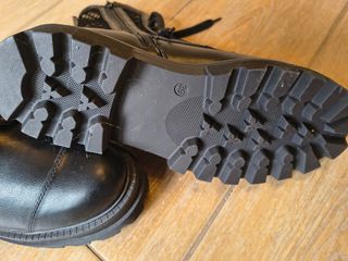 Scarponi neri con trama trasparente