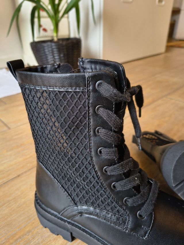 Scarponi neri con trama trasparente