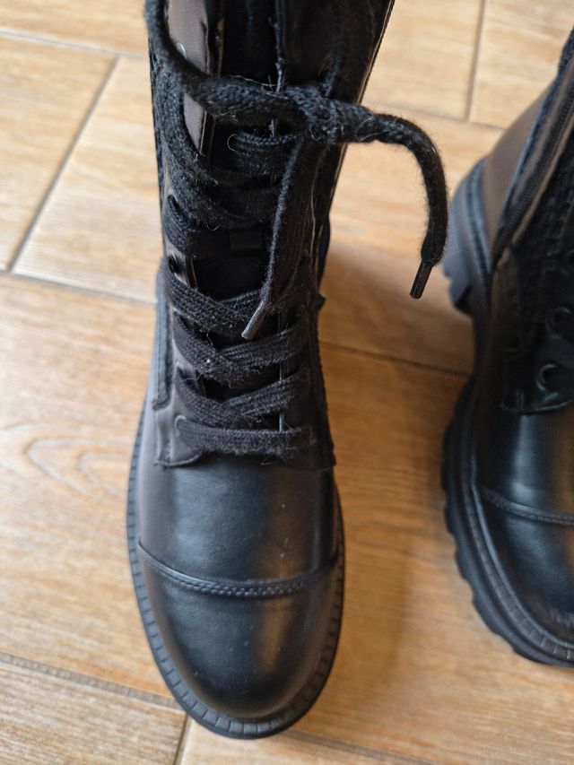 Scarponi neri con trama trasparente