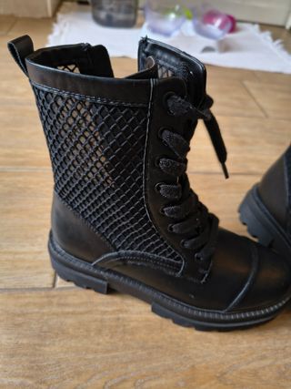 Scarponi neri con trama trasparente