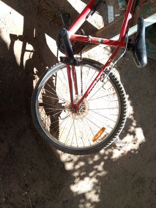 Bicicleta roja en buen estado