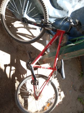 Bicicleta roja en buen estado
