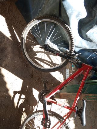 Bicicleta roja en buen estado
