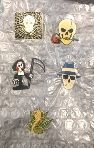 Lote 5 Pins Calaveras y Cobra Marihuana
