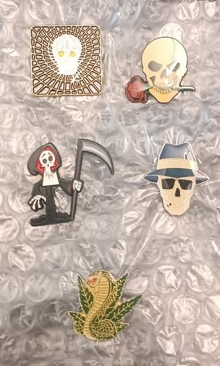 Lote 5 Pins Calaveras y Cobra Marihuana
