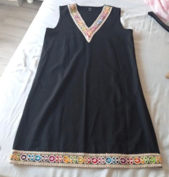 Vestido negro con cinta decorativa multicolor